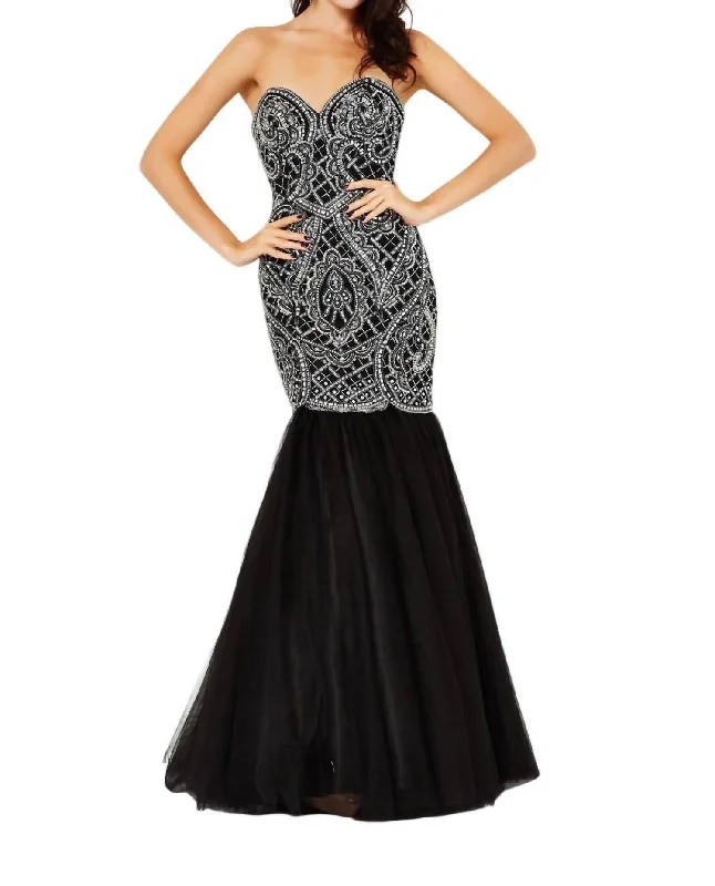 sleeveless prom dressesLong Prom Dress In Black